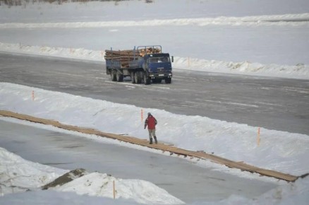 В муниципалитетах Тюменской области снижают грузоподъемность ледовых переправ