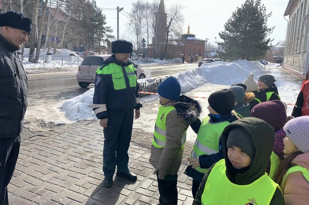 Тобольские первоклассники осваивают ПДД на практике Тобольские первоклассники осваивают ПДД на практике
