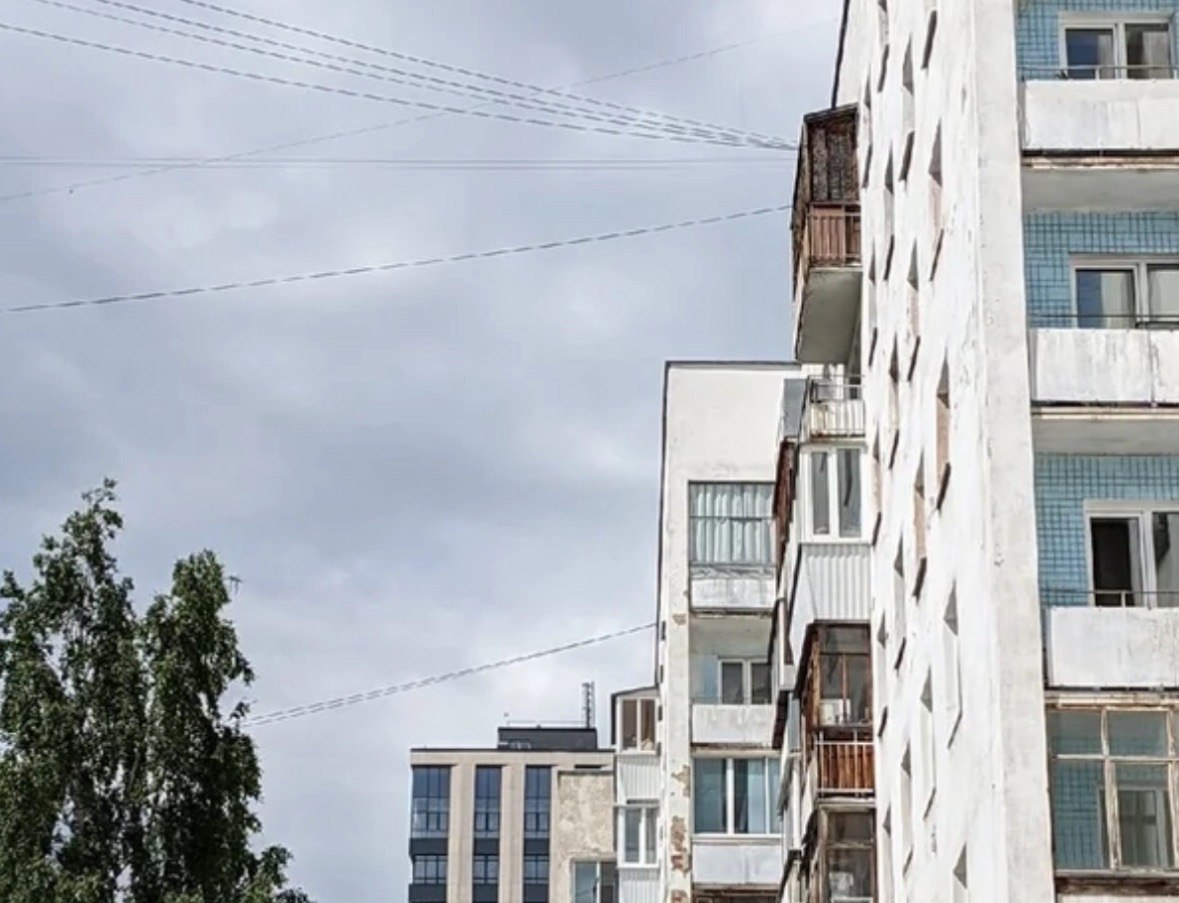 В Тюмени под окнами многоэтажки нашли тело девочки-подростка