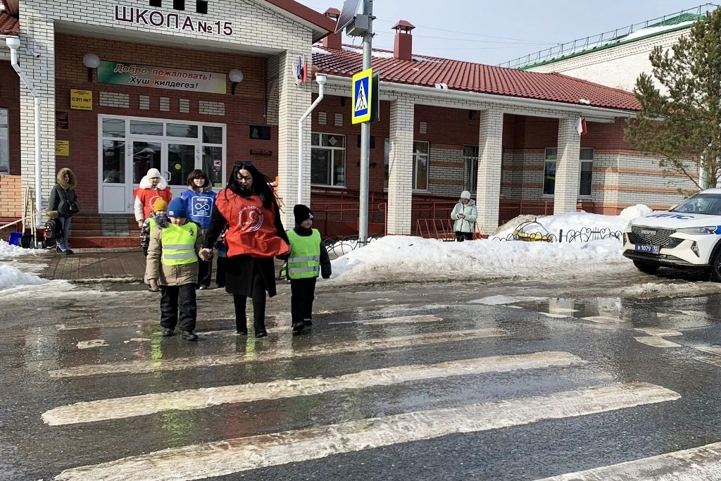Тобольские первоклассники осваивают ПДД на практике Тобольские первоклассники осваивают ПДД на практике