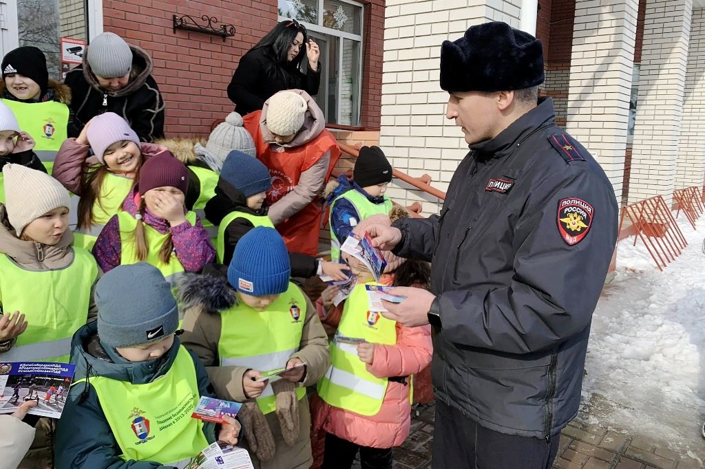 Тобольские первоклассники осваивают ПДД на практике Тобольские первоклассники осваивают ПДД на практике