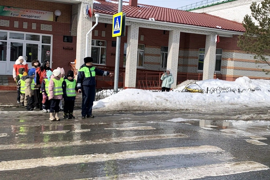 Тобольские первоклассники осваивают ПДД на практике Тобольские первоклассники осваивают ПДД на практике