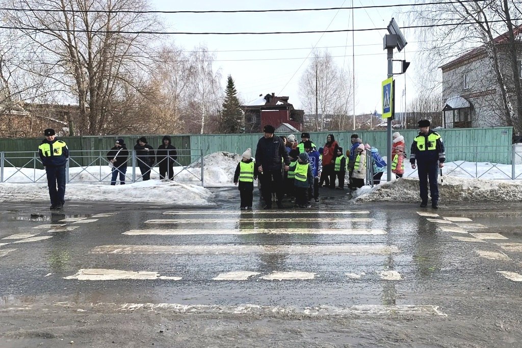 Тобольские первоклассники осваивают ПДД на практике Тобольские первоклассники осваивают ПДД на практике