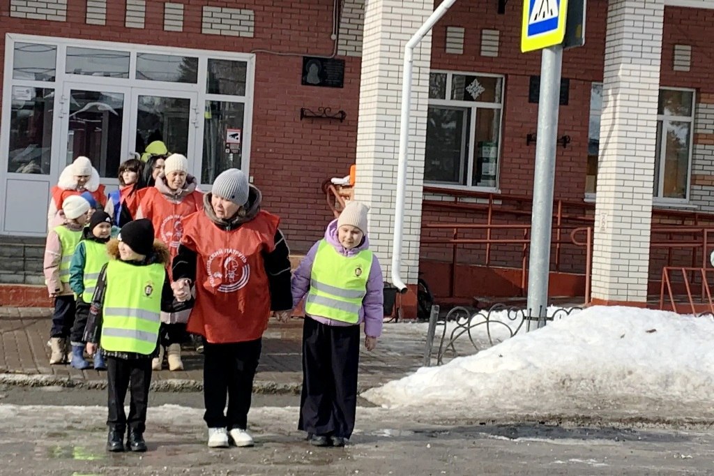 Тобольские первоклассники осваивают ПДД на практике Тобольские первоклассники осваивают ПДД на практике