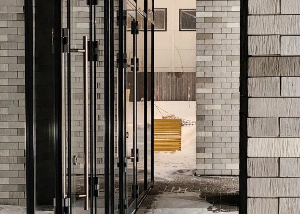 «Страшно жить просто». Тюменцы жалуются на банду подростков – они избили мужчину и поджигают двери