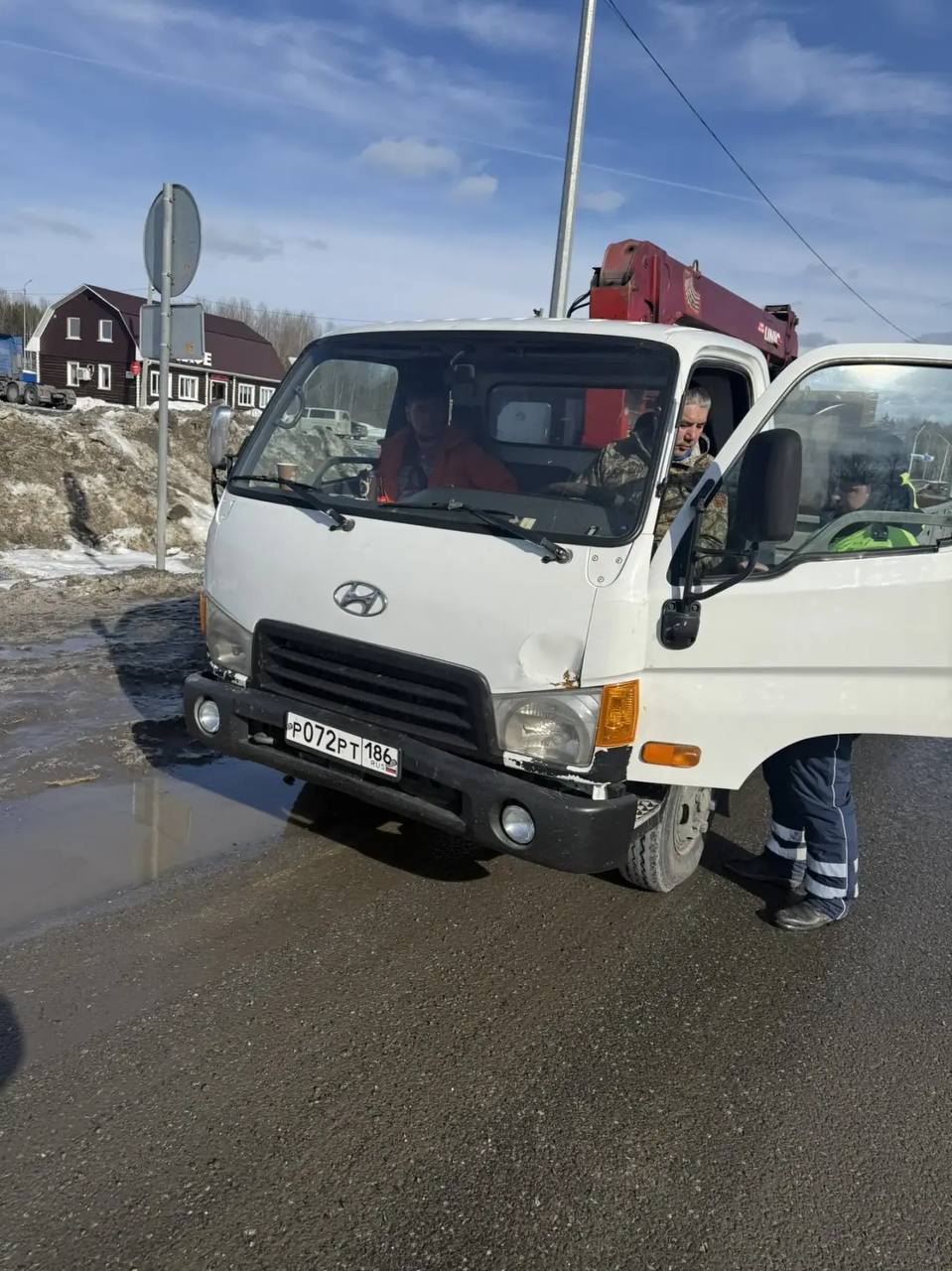 Наряды специализированного взвода полка ДПС Госавтоинспекции в эти дни несут службу на опасных участках федеральной автодороги Тюмень-Ханты-Мансийск в Уватском и Тобольском округах Наряды специализированного взвода полка ДПС Госавтоинспекции в эти дни несут службу на опасных участках федеральной автодороги Тюмень-Ханты-Мансийск в Уватском и Тобольском округах