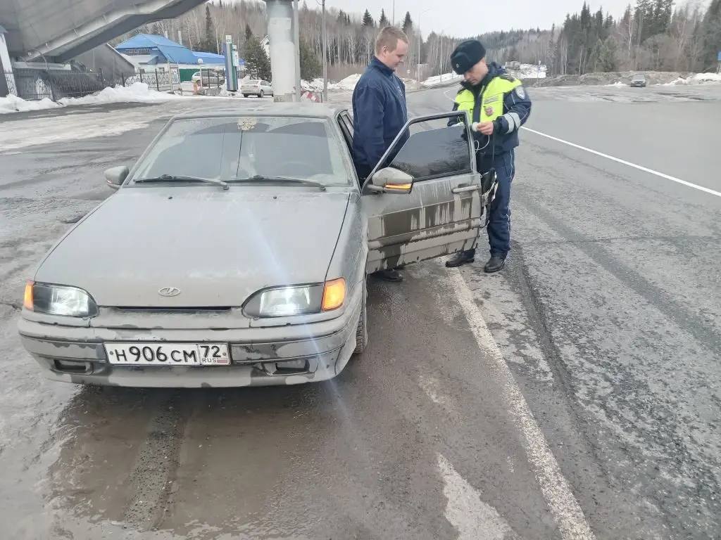 Наряды специализированного взвода полка ДПС Госавтоинспекции в эти дни несут службу на опасных участках федеральной автодороги Тюмень-Ханты-Мансийск в Уватском и Тобольском округах Наряды специализированного взвода полка ДПС Госавтоинспекции в эти дни несут службу на опасных участках федеральной автодороги Тюмень-Ханты-Мансийск в Уватском и Тобольском округах