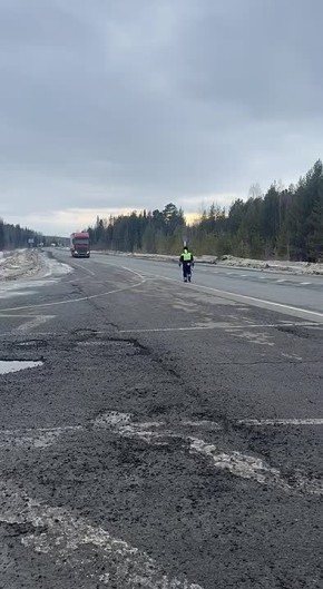Наряды специализированного взвода полка ДПС Госавтоинспекции в эти дни несут службу на опасных участках федеральной автодороги Тюмень-Ханты-Мансийск в Уватском и Тобольском округах