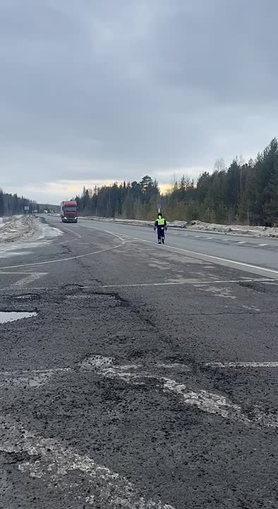 Наряды специализированного взвода полка ДПС Госавтоинспекции в эти дни несут службу на опасных участках федеральной автодороги Тюмень-Ханты-Мансийск в Уватском и Тобольском округах