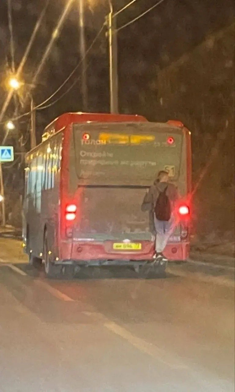Вечерняя поездка с риском: в Тюмени на улице Газовиков подросток решил прокатиться на автобусе снаружи