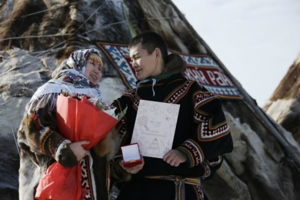 1 Четыре пары сыграли свадьбу в День оленевода на Ямале