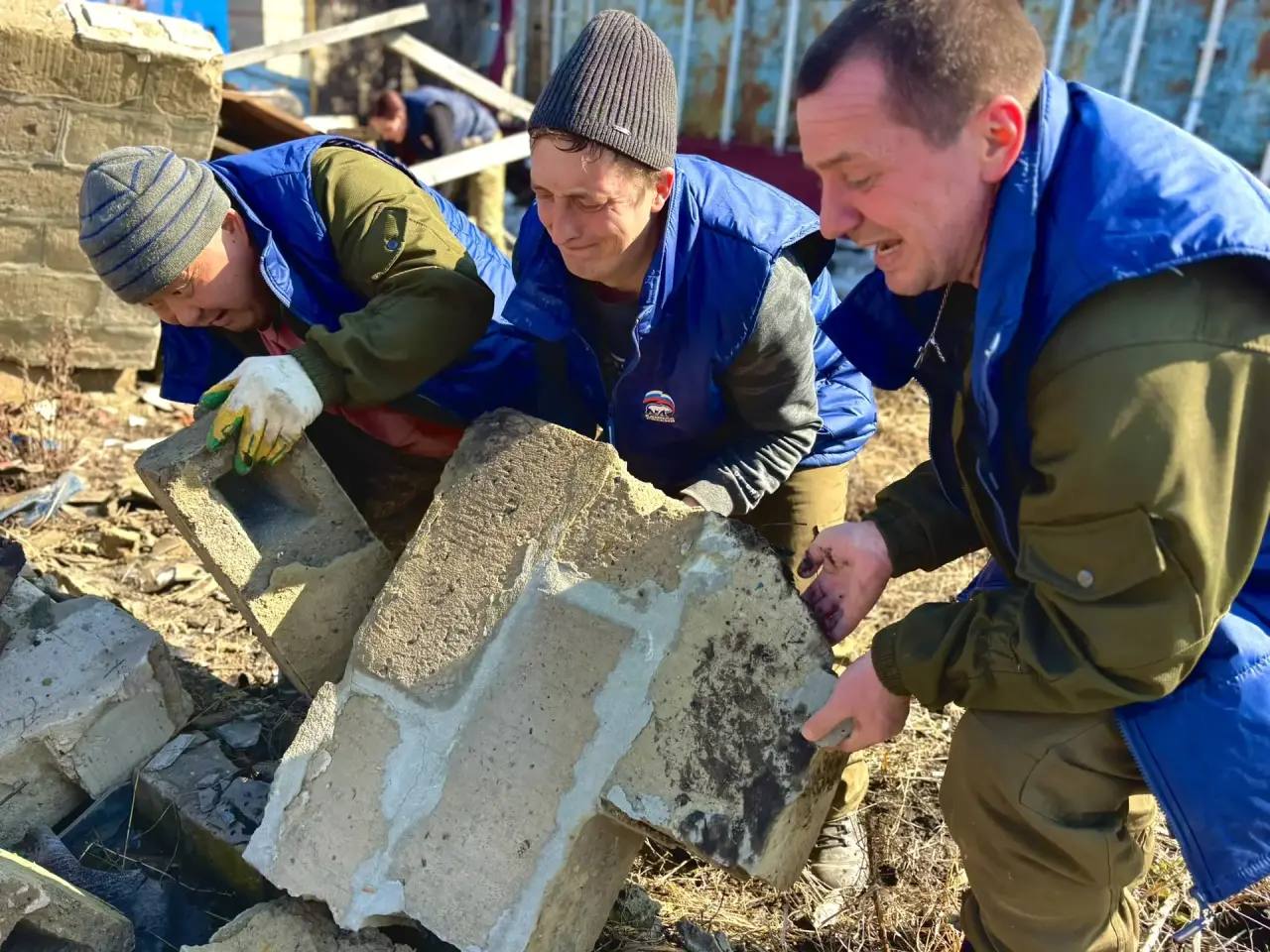 Игорь Кастюкевич: Даже в выходные дни в волонтерском лагере Единой России «Курский рубеж» кипит работа. Игорь Кастюкевич: Даже в выходные дни в волонтерском лагере Единой России «Курский рубеж» кипит работа.