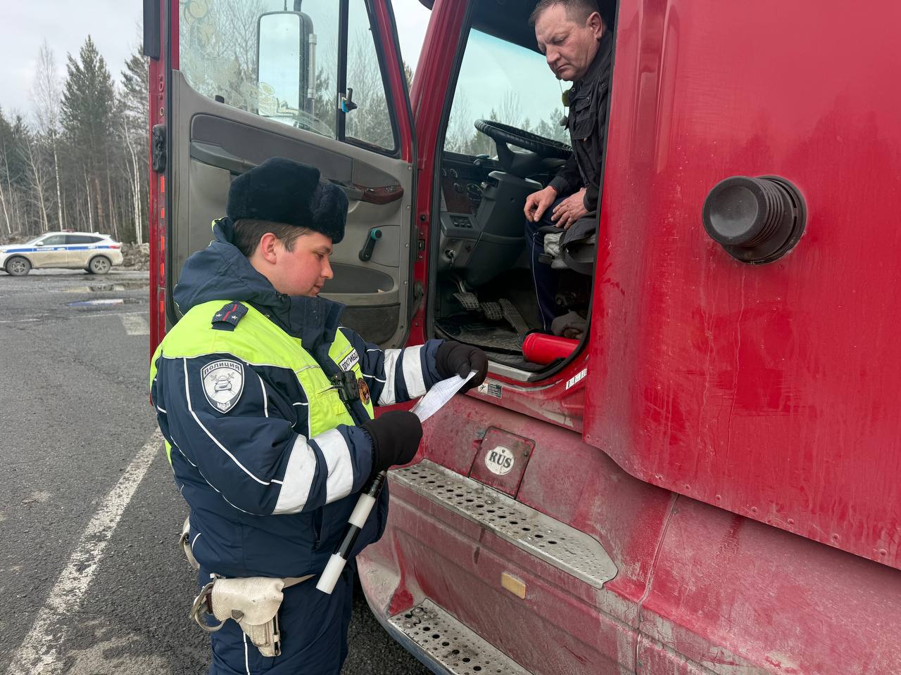 Наряды специализированного взвода полка ДПС Госавтоинспекции в эти дни несут службу на опасных участках федеральной автодороги Тюмень-Ханты-Мансийск в Уватском и Тобольском округах Наряды специализированного взвода полка ДПС Госавтоинспекции в эти дни несут службу на опасных участках федеральной автодороги Тюмень-Ханты-Мансийск в Уватском и Тобольском округах