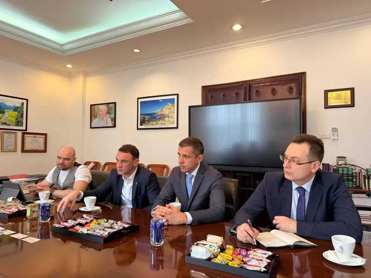 Стартовал визит делегации Тюменской области в Республику Вьетнам Стартовал визит делегации Тюменской области в Республику Вьетнам