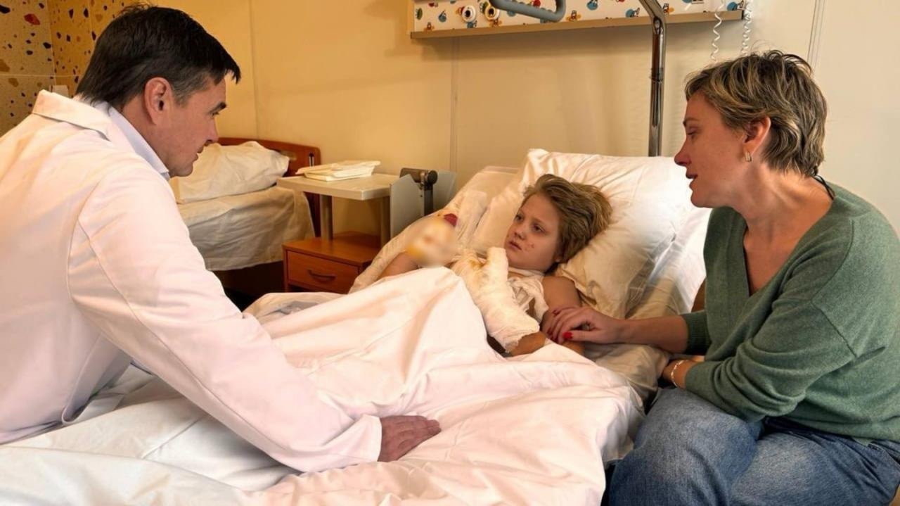 Мальчишке, который потерял кисть руки из-за детонации СВУ в купюрах, изготовили индивидуальный протез