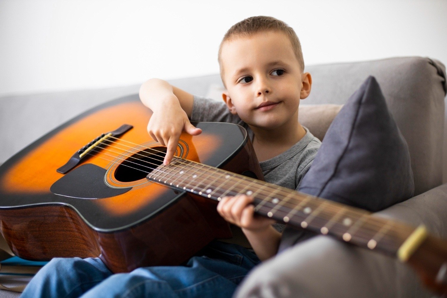 Первые шаги в музыке: как выбрать гитару и не отбить у ребенка желание учиться