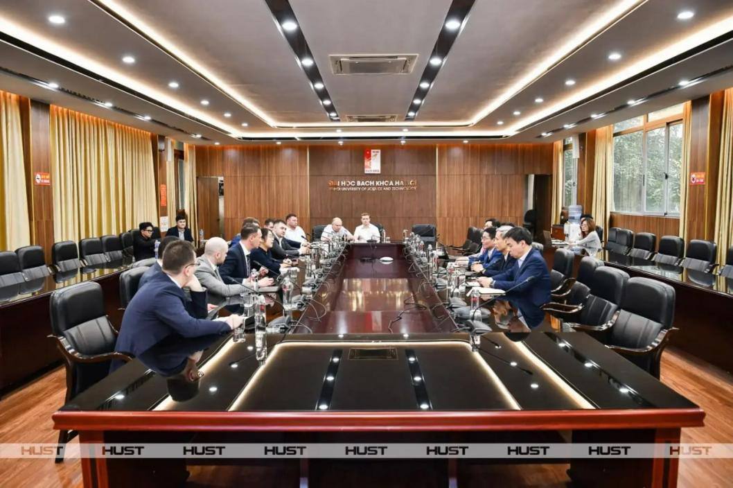 Делегация Тюменской области во главе с заместителем губернатора Андреем Пантелеевым продолжает работу в городе Ханой во Вьетнаме