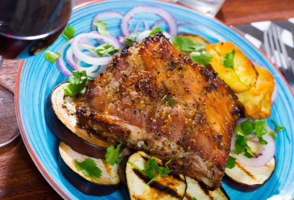 Ароматные ребрышки в азиатском маринаде с баклажанами