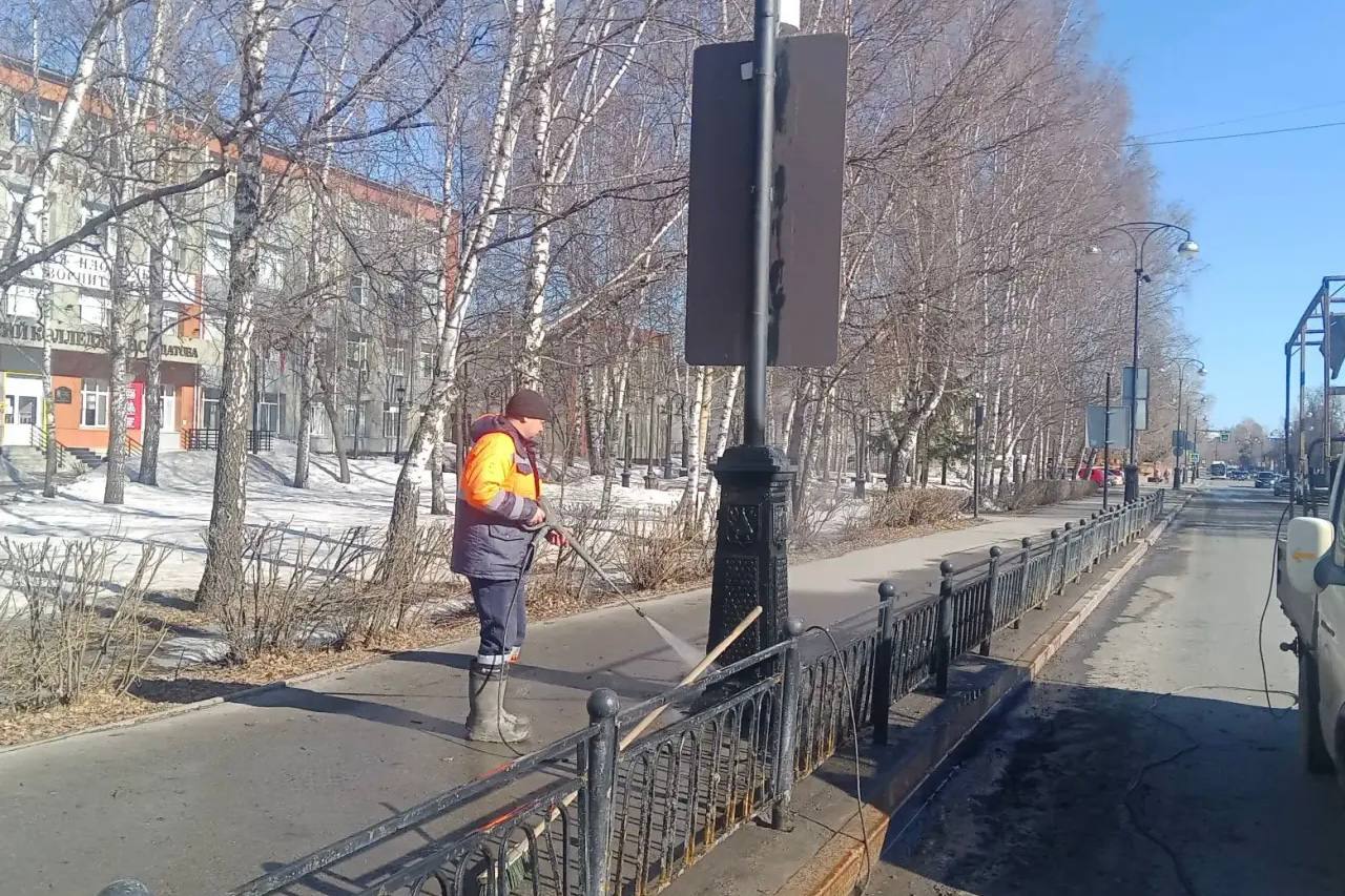 Продолжаем масштабную очистку городской инфраструктуры после зимы Продолжаем масштабную очистку городской инфраструктуры после зимы