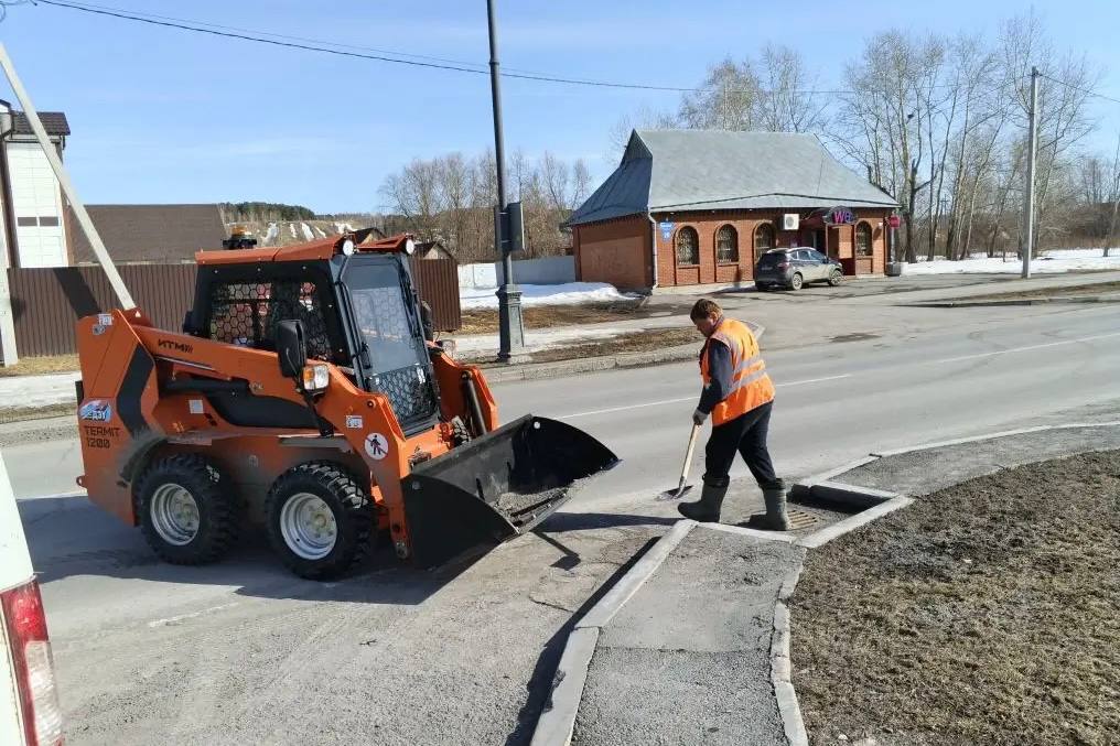 Продолжаем масштабную очистку городской инфраструктуры после зимы Продолжаем масштабную очистку городской инфраструктуры после зимы
