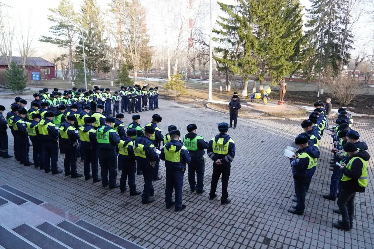 В наряд в ночь выйдут эти инспекторы ДПС после развода личного состава полка ДПС Госавтоинспекции на службу на дороги Тюмени, Тюменского и Нижнетавдинского округов В наряд в ночь выйдут эти инспекторы ДПС после развода личного состава полка ДПС Госавтоинспекции на службу на дороги Тюмени, Тюменского и Нижнетавдинского округов