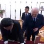 Президент Беларуси Александр Лукашенко подарил Ким Чен Ыну автомат белорусского производства «на случай, если враги появятся»