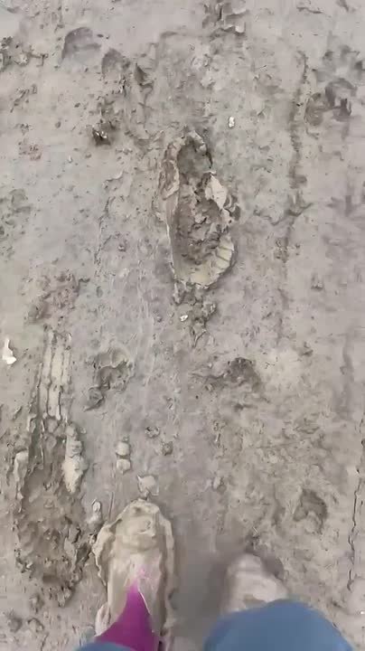 В Радужном местные жители буквально тонут «по пояс» в грязи