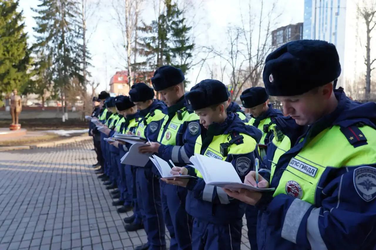 В наряд в ночь выйдут эти инспекторы ДПС после развода личного состава полка ДПС Госавтоинспекции на службу на дороги Тюмени, Тюменского и Нижнетавдинского округов