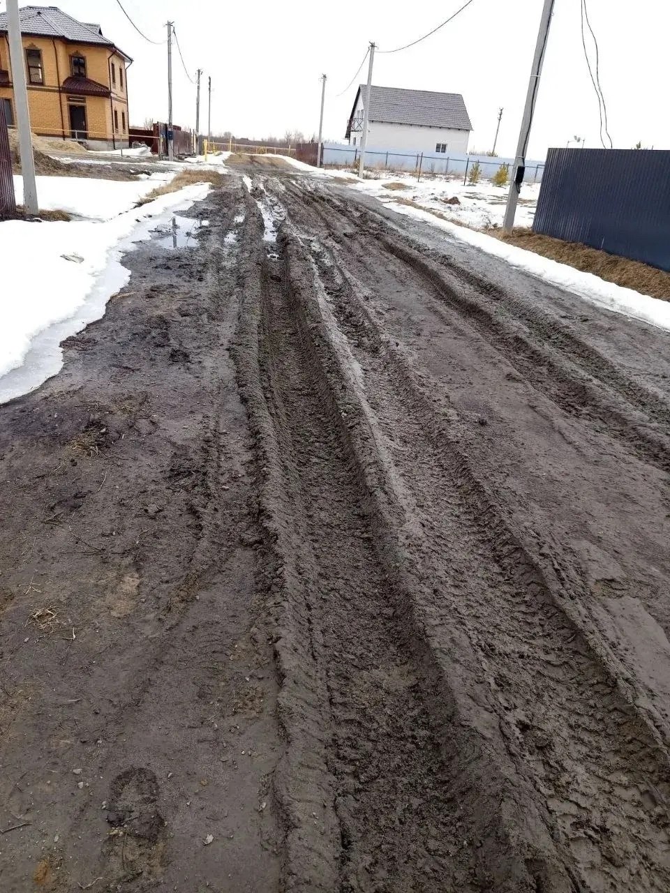 В Радужном местные жители буквально тонут «по пояс» в грязи В Радужном местные жители буквально тонут «по пояс» в грязи