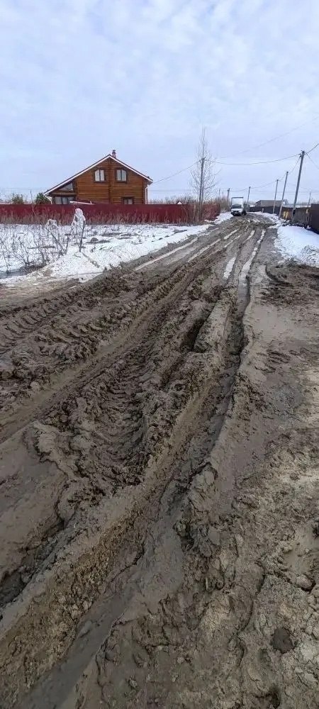 В Радужном местные жители буквально тонут «по пояс» в грязи В Радужном местные жители буквально тонут «по пояс» в грязи