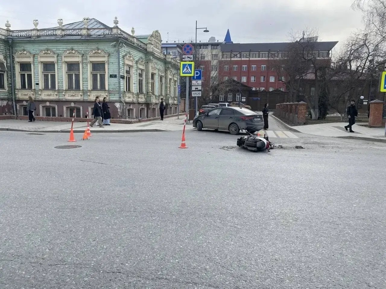 Открыли сезон? Водитель мопеда попал в аварию в центре Тюмени Открыли сезон? Водитель мопеда попал в аварию в центре Тюмени