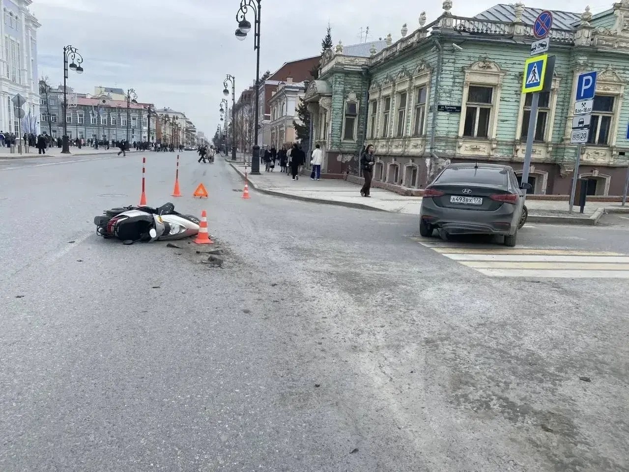 Открыли сезон? Водитель мопеда попал в аварию в центре Тюмени Открыли сезон? Водитель мопеда попал в аварию в центре Тюмени