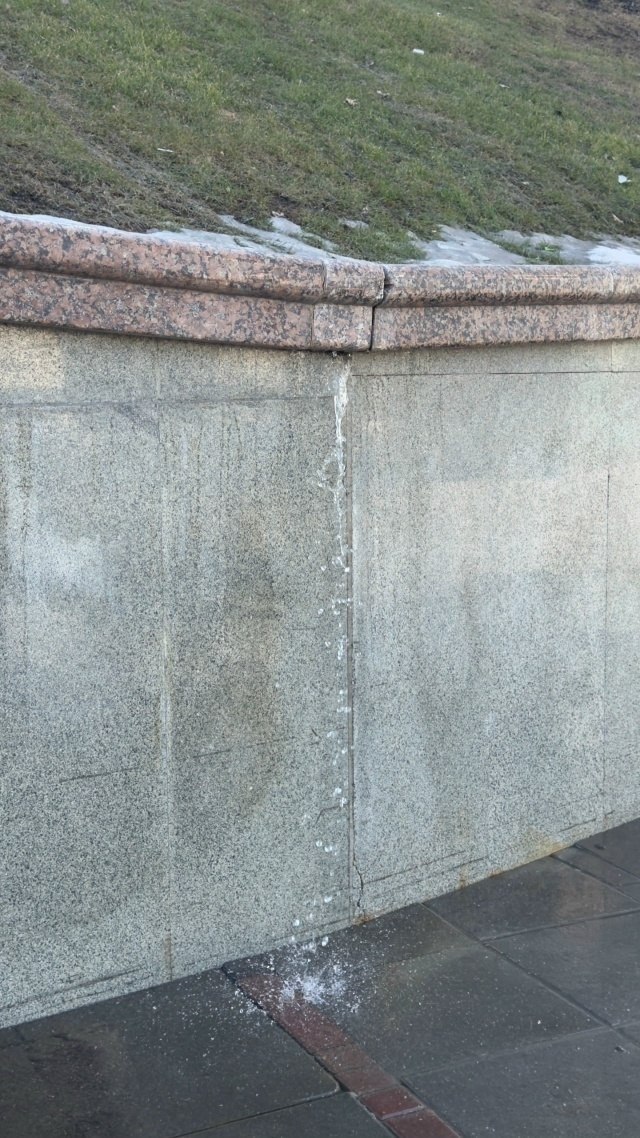 В Тюмени жители беспокоятся о повреждении плитки на набережной из-за талых вод