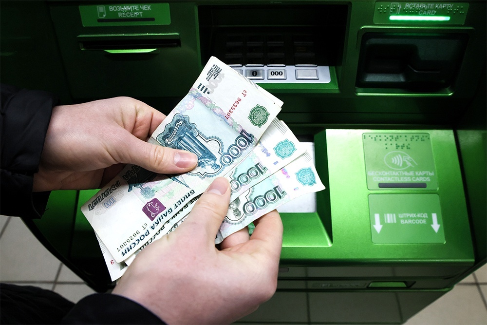 Налоговая служба усилит контроль за денежными переводами россиян