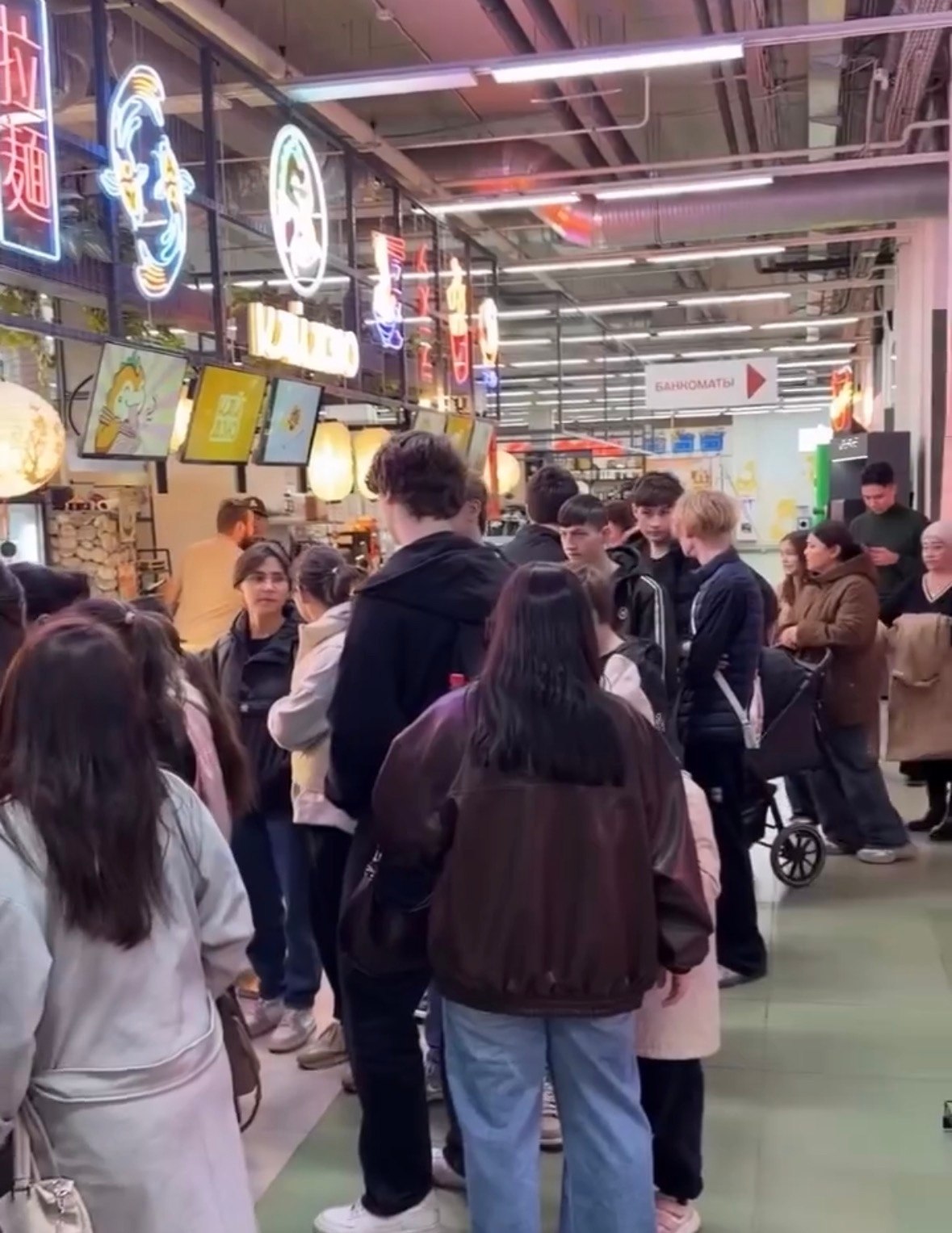 Ради бесплатной шаурмы тюменцы выстроились в многочасовую очередь на рынке Ради бесплатной шаурмы тюменцы выстроились в многочасовую очередь на рынке