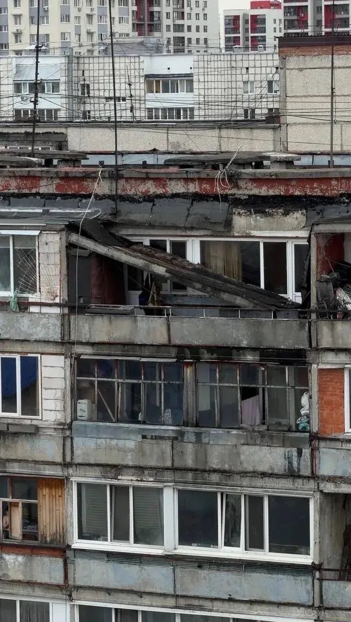 В Зареке бетонная плита рухнула с крыши многоэтажки