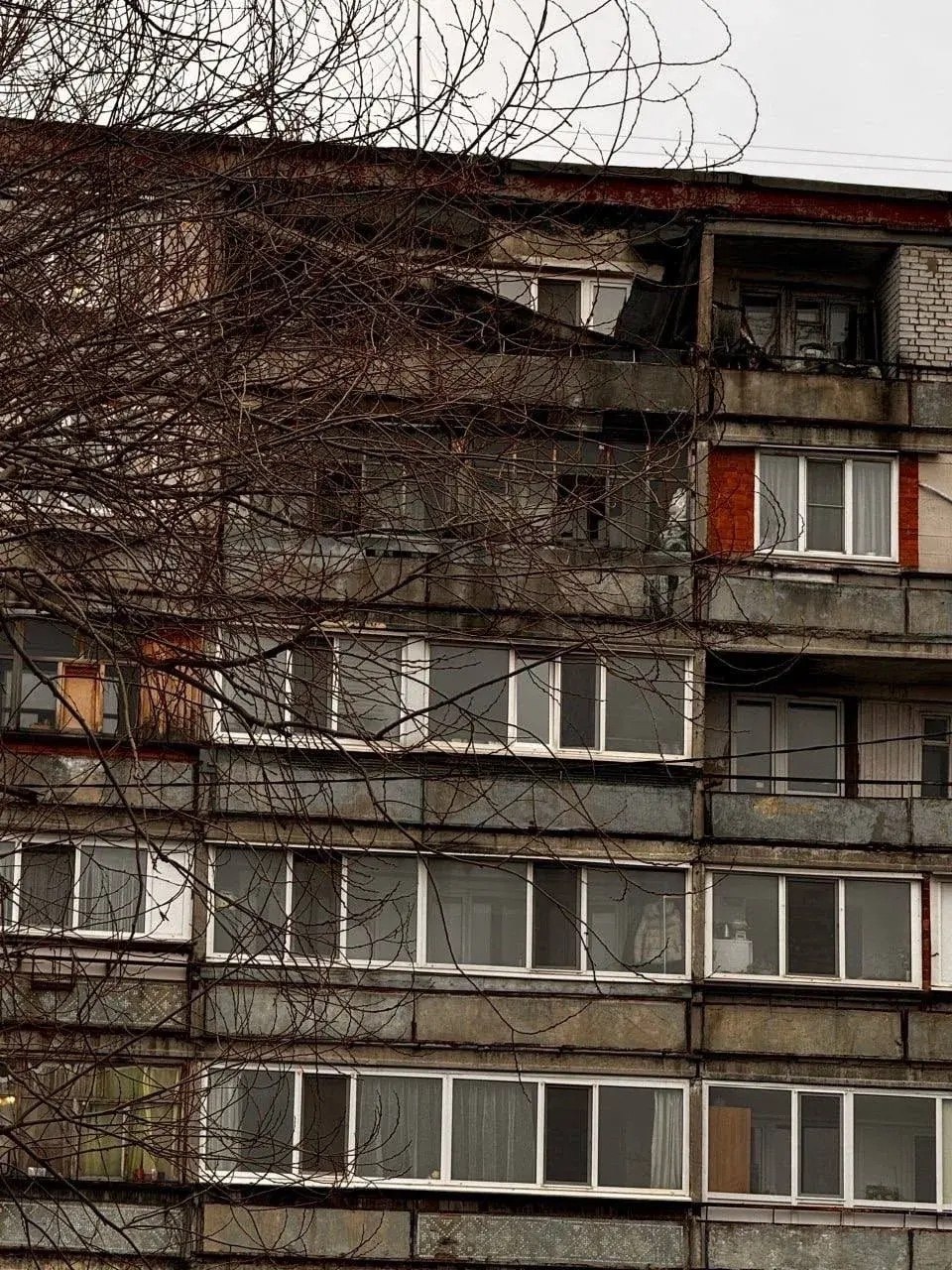 В Зареке бетонная плита рухнула с крыши многоэтажки В Зареке бетонная плита рухнула с крыши многоэтажки