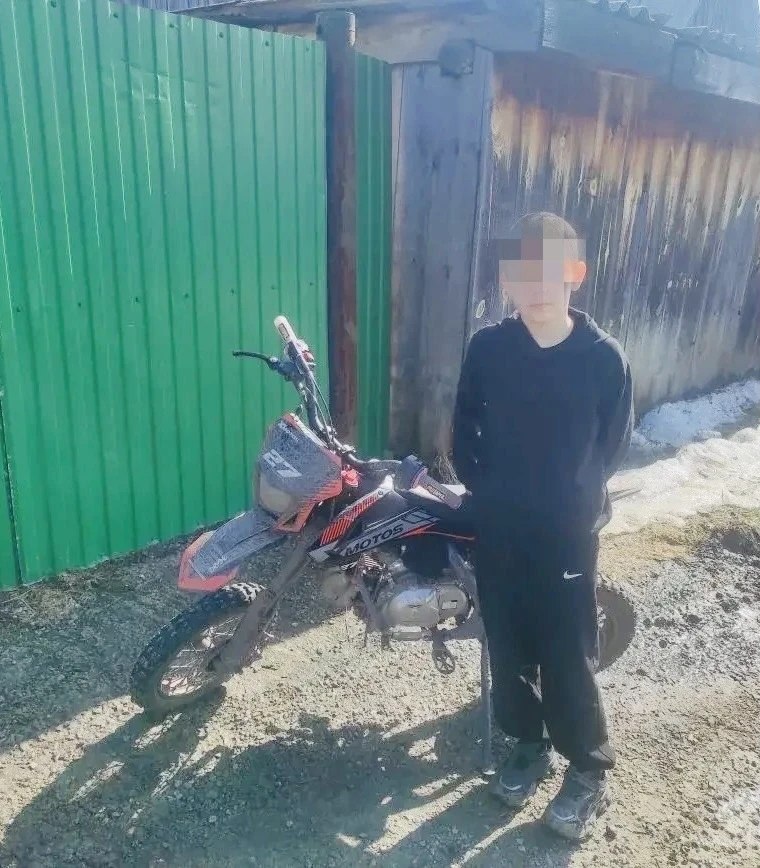 Этот юнец при виде мужчин в погонах убежал