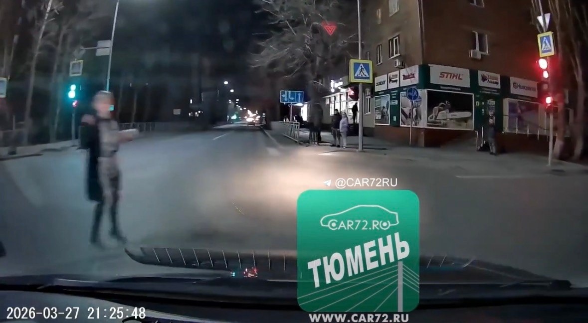 От тюрьмы и от сумы… Тюменка возмутила местных жителей — девушка неспешно двигалась по проезжей части и едва не попала под колеса легковушки От тюрьмы и от сумы… Тюменка возмутила местных жителей — девушка неспешно двигалась по проезжей части и едва не попала под колеса легковушки