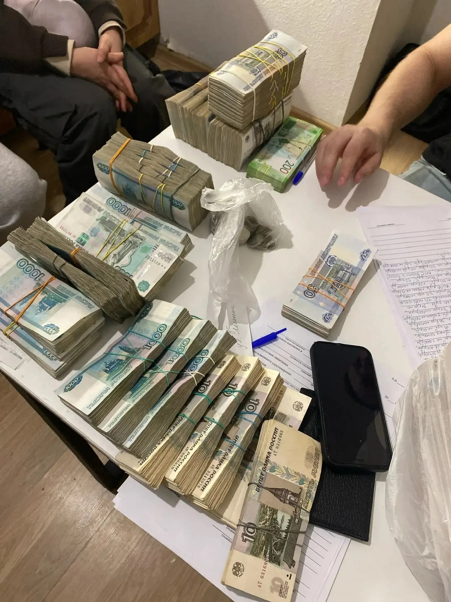 Незаконные игры на деньги: в Тюмени задержали горе-бизнесменов, которые организовали подпольные игорные клубы в Тюменской и Свердловской областях Незаконные игры на деньги: в Тюмени задержали горе-бизнесменов, которые организовали подпольные игорные клубы в Тюменской и Свердловской областях