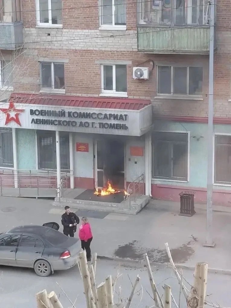 Стало известно о задержании диверсанток, пытавшихся поджечь тюменский военкомат — на фото поджигательницы, мама и дочь Стало известно о задержании диверсанток, пытавшихся поджечь тюменский военкомат — на фото поджигательницы, мама и дочь