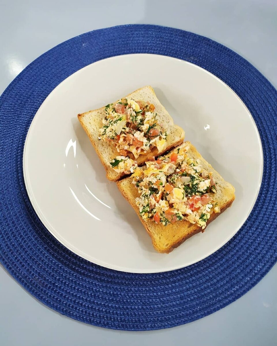 Сочный завтрак: яичная кашка с помидорами на хрустящих тостах