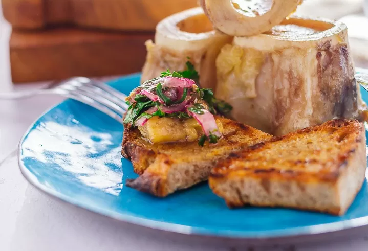 Как вкусно запечь костный мозг: простой рецепт с салатом из петрушки