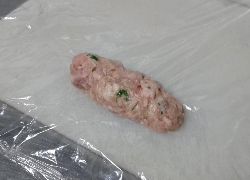 Как приготовить универсальные мясные колбаски дома: простой рецепт