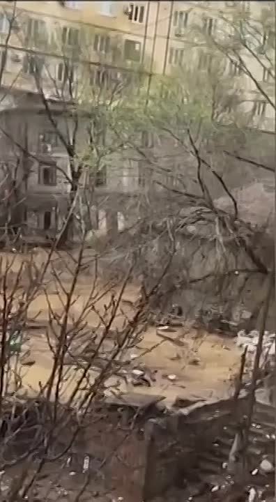 Дом в Махачкале обрушился из-за наводнения после ливня