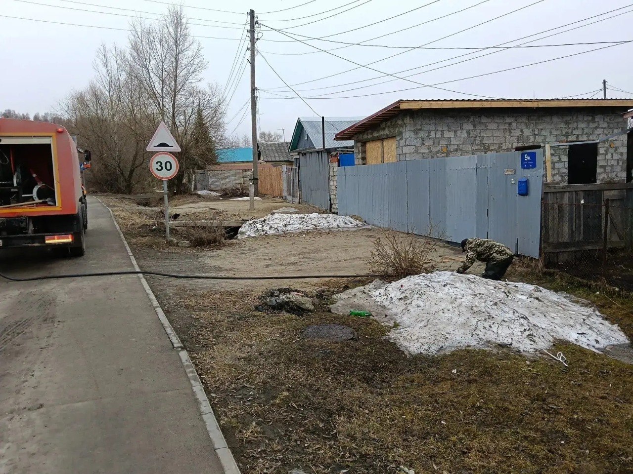 Чтобы паводковые воды не доставили хлопот жителям подрядные организации проводят очистку оголовков и промывку водопропускных труб Чтобы паводковые воды не доставили хлопот жителям подрядные организации проводят очистку оголовков и промывку водопропускных труб