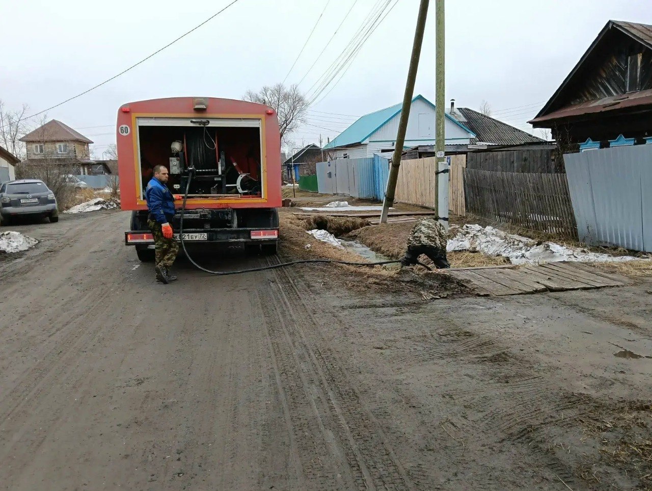 Чтобы паводковые воды не доставили хлопот жителям подрядные организации проводят очистку оголовков и промывку водопропускных труб