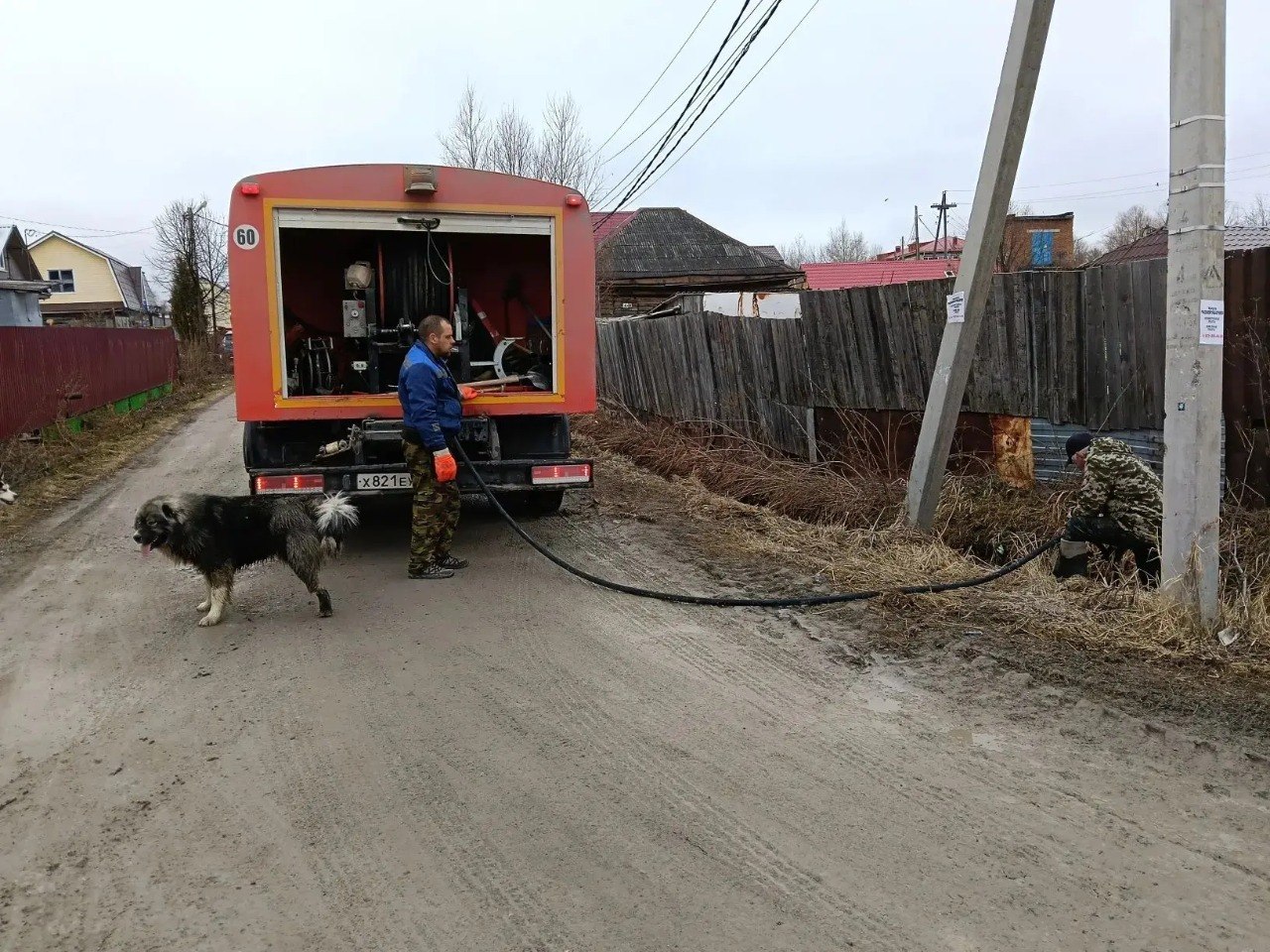 Чтобы паводковые воды не доставили хлопот жителям подрядные организации проводят очистку оголовков и промывку водопропускных труб Чтобы паводковые воды не доставили хлопот жителям подрядные организации проводят очистку оголовков и промывку водопропускных труб