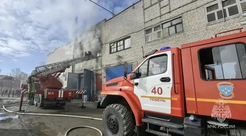 В Тюмени горит здание на Мелиораторов — огнеборцы вытаскивают газовые баллоны В Тюмени горит здание на Мелиораторов — огнеборцы вытаскивают газовые баллоны