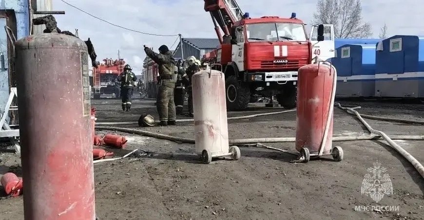 В Тюмени горит здание на Мелиораторов — огнеборцы вытаскивают газовые баллоны